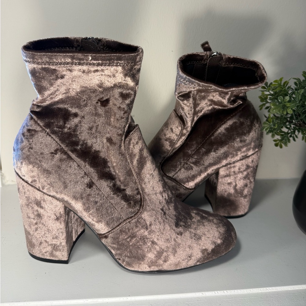 Steve Madden Gaze Crushed Velvet Ankle Boots/Booties